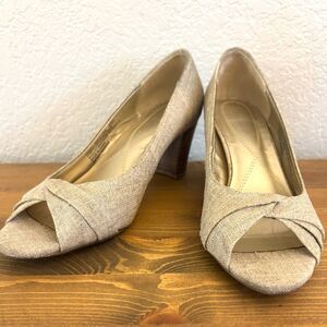 Naturalizer Women's Tan and Gold Woven Peep Toe Heels 6.5